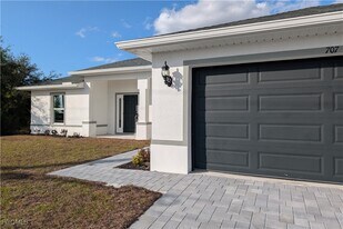 707 Kismet Pkwy E in Cape Coral, FL - Building Photo
