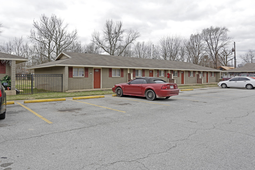 1000 W Olive St in Rogers, AR - Building Photo