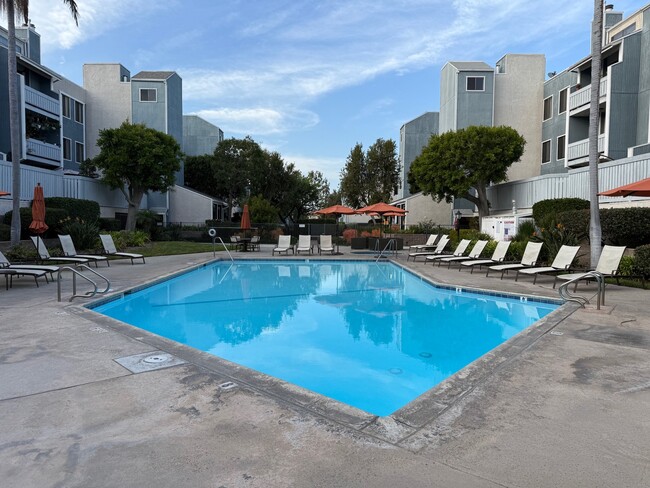 8160 Manitoba St, Unit 203 in Playa Del Rey, CA - Foto de edificio - Building Photo