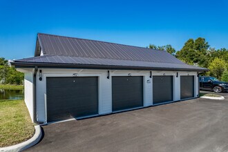 Waterfront On Hatchett Creek in Venice, FL - Foto de edificio - Building Photo