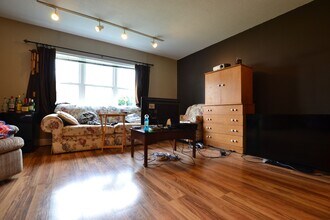 190 Lake Shore Rd, Unit 1 in Boston, MA - Building Photo - Building Photo