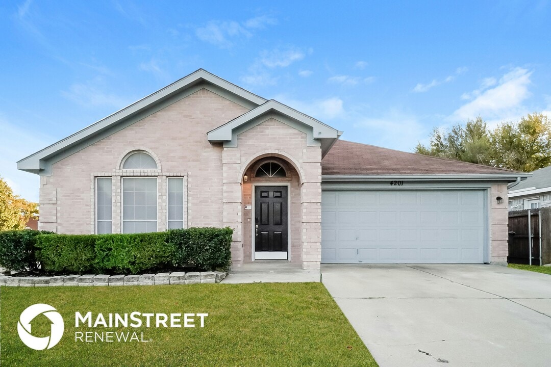 4201 S Coral Springs Dr in Fort Worth, TX - Foto de edificio