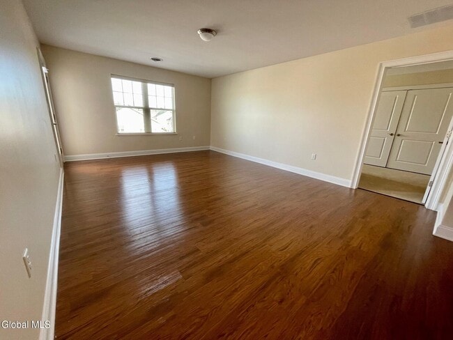 60 Weibel Ave in Saratoga Springs, NY - Foto de edificio - Building Photo