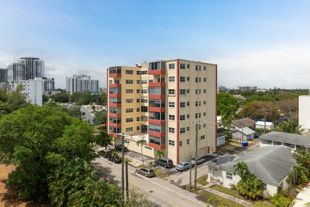 Sir William Apartments in Hollywood, FL - Building Photo