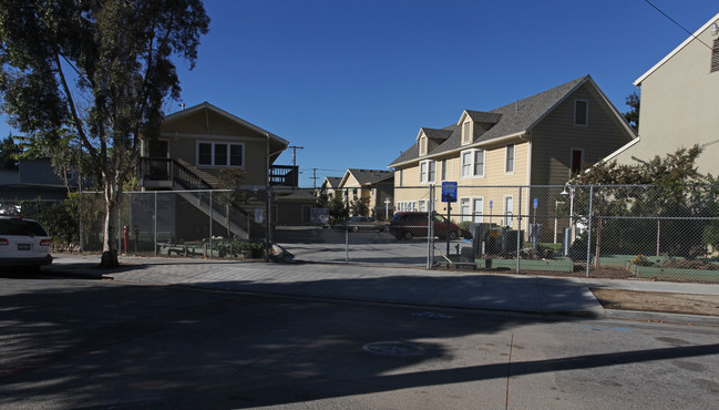 Pisgah Village in Los Angeles, CA - Foto de edificio - Building Photo