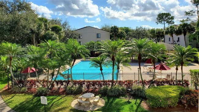 201 Foxtail Dr in Greenacres, FL - Foto de edificio - Building Photo