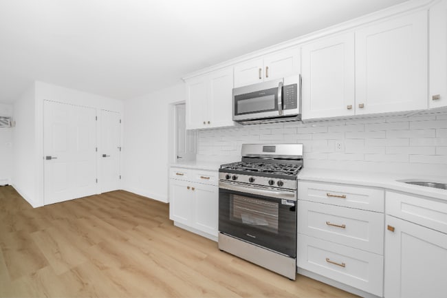 621 S 5th St in Lindenhurst, NY - Building Photo - Building Photo