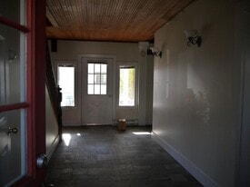 110 Pear Alley in Milford, PA - Building Photo