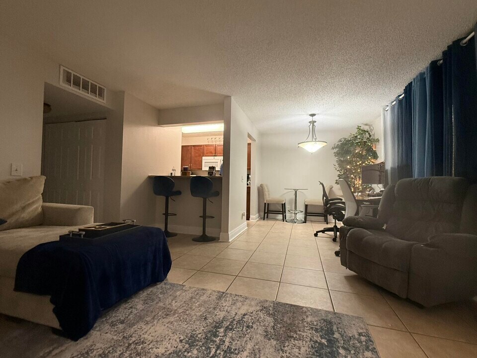 915 Meadows Cir in Boynton Beach, FL - Foto de edificio