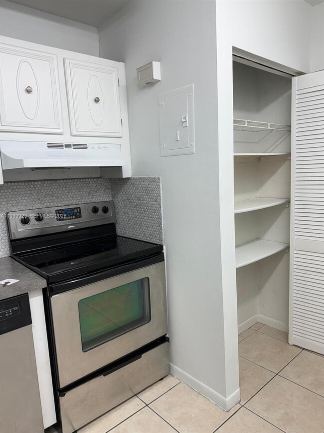 3115 Oakland Shores Dr in Oakland Park, FL - Building Photo - Building Photo