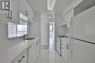 35 Trailwood Dr in Mississauga, ON - Building Photo - Building Photo