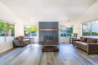 Woodland House Apartments in Woodland Hills, CA - Foto de edificio - Building Photo