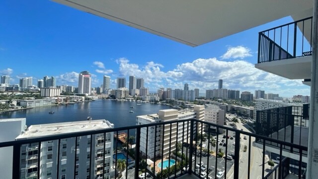 427 Golden Isles Dr in Hallandale Beach, FL - Building Photo - Building Photo
