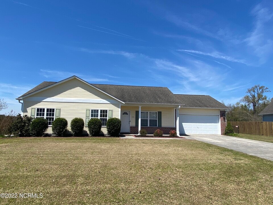 125 Hardin Dr in Maysville, NC - Building Photo