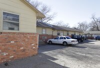 407 S Kansas Ave in Newton, KS - Foto de edificio - Building Photo