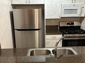 18350 Hatteras St in Tarzana, CA - Building Photo