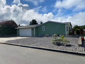 949 Blanco Ave in Coos Bay, OR - Building Photo