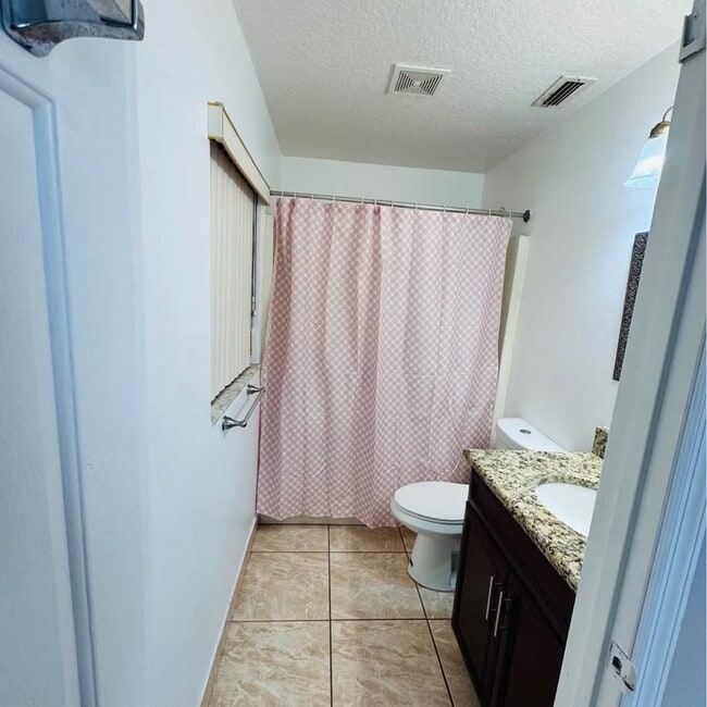 9355 Dearmont Ave in Orlando, FL - Foto de edificio - Building Photo