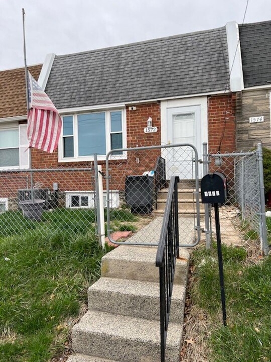1572 Summit St in Boothwyn, PA - Building Photo