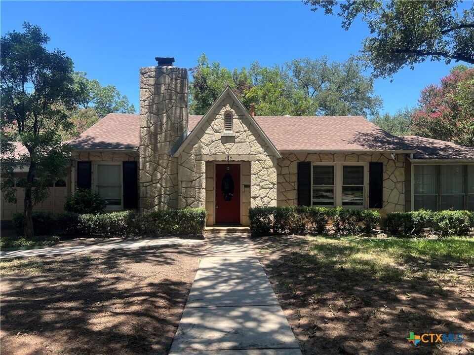 127 Paloma Dr in Olmos Park, TX - Building Photo