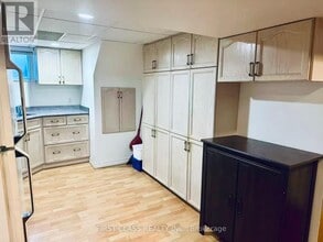 28 Collins Crescent in Aurora, ON - Building Photo - Building Photo