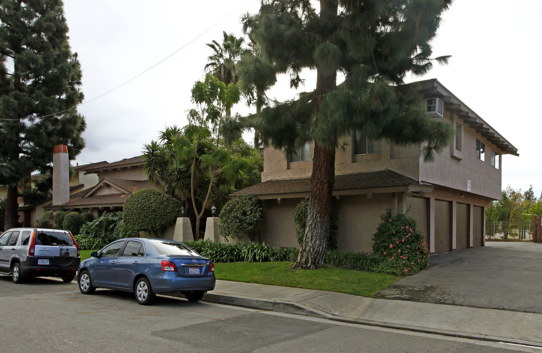 310-320 E Blueridge Ave in Orange, CA - Building Photo