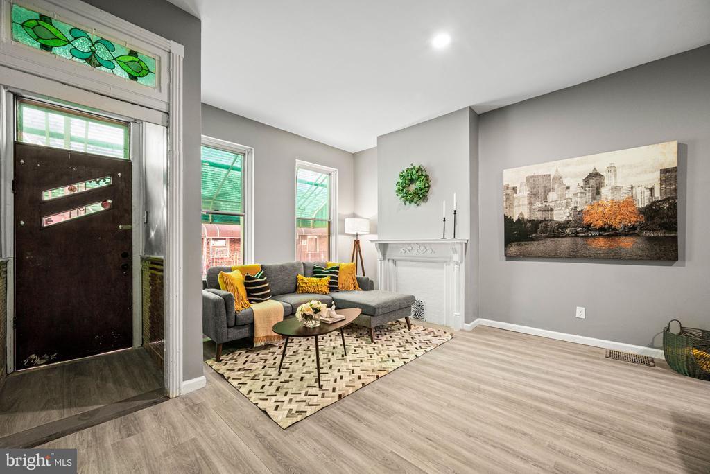 2427 N Hollywood St in Philadelphia, PA - Building Photo