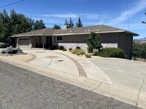 3610 Scenic Dr in Redding, CA - Building Photo - Building Photo