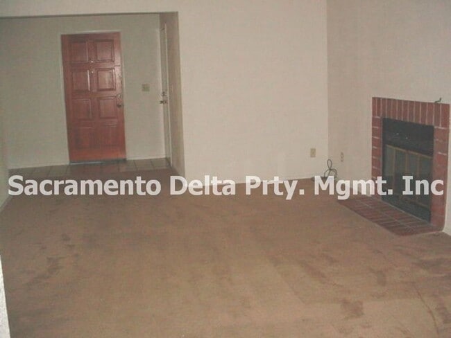 1042 Johnfer Way in Sacramento, CA - Building Photo - Building Photo