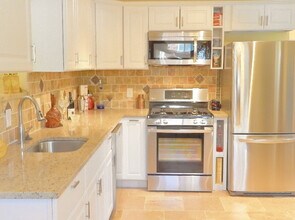 11310 Ashley Dr in Rockville, MD - Foto de edificio - Building Photo
