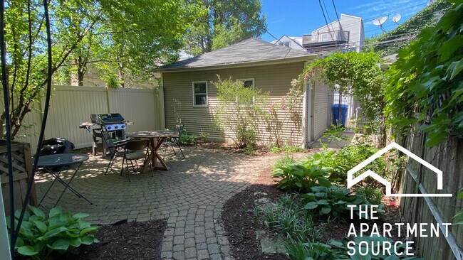 1110 W Wolfram St, Unit G