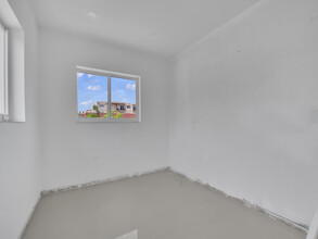 300 NW 7th Ave in Miami, FL - Building Photo - Interior Photo