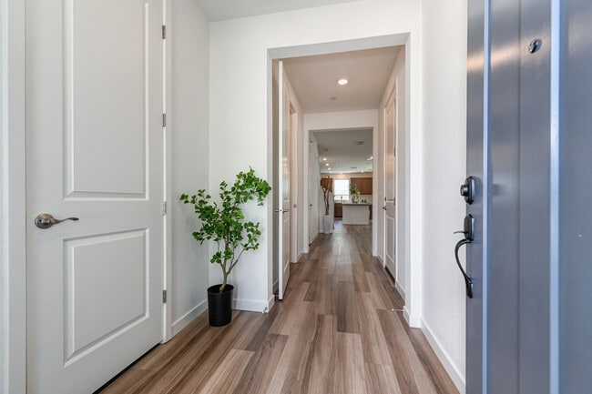 6930 Peak Way in Granite Bay, CA - Foto de edificio - Building Photo