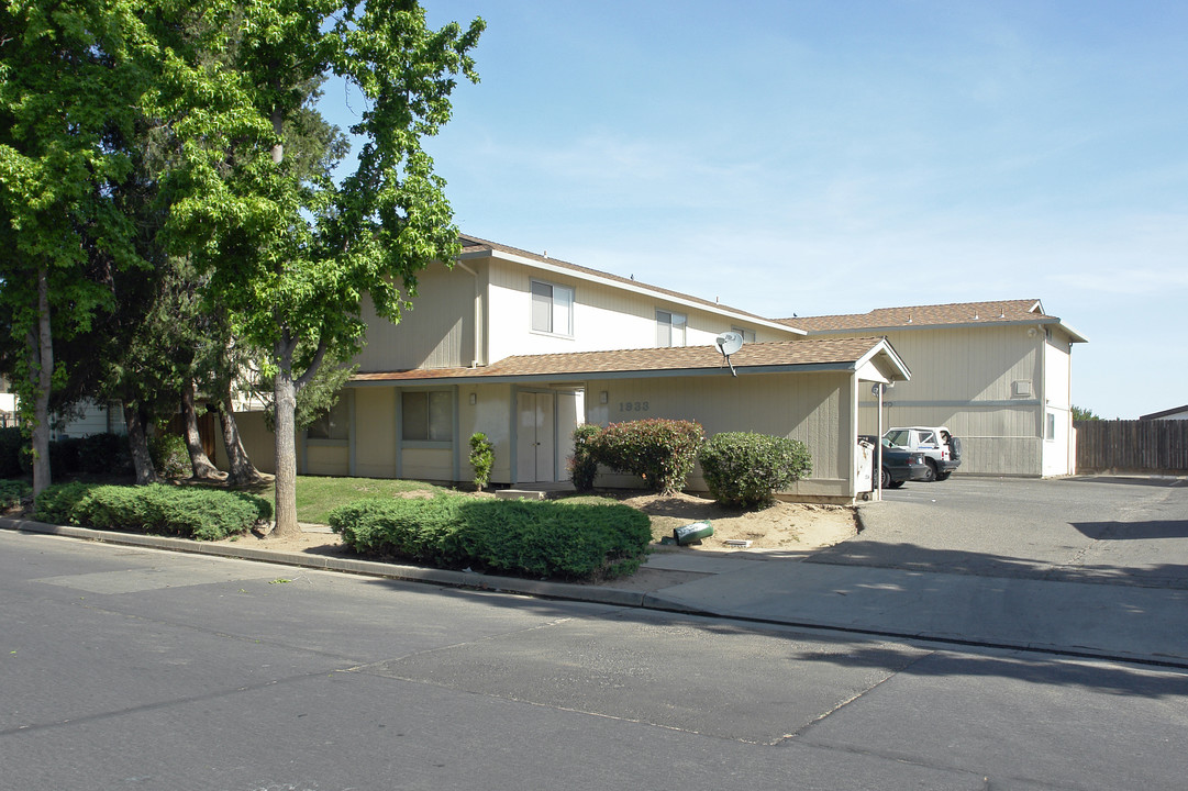 1933 Shadow Brook Dr in Merced, CA - Building Photo