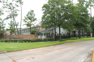 Bayou Oaks Apartments in Houston, TX - Building Photo - Building Photo