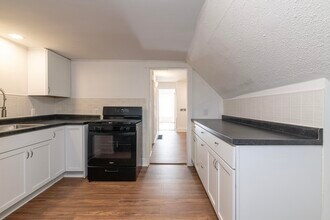 1221 Wells Pl, Unit 2 in Kalamazoo, MI - Foto de edificio - Building Photo