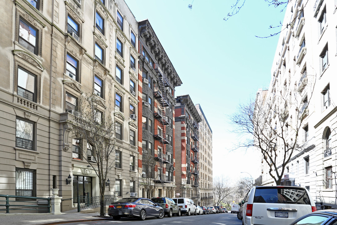 310 W 99th St in New York, NY - Building Photo