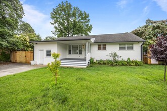 8490 Lynn River Rd in Norfolk, VA - Building Photo - Building Photo
