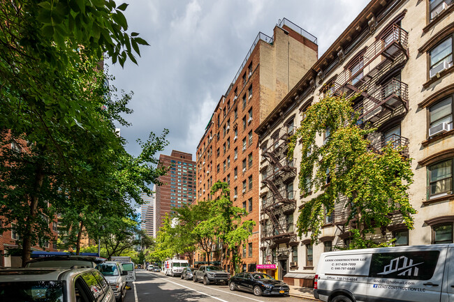 321 E 54th St in New York, NY - Building Photo - Building Photo