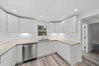 4 Oaken Bucket Ln in Plymouth, MA - Foto de edificio - Building Photo