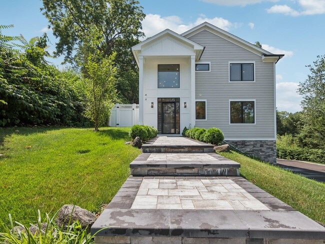 property at 2 Arthur Pl