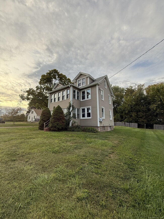 818 Burbank Ave in Suffield, CT - Building Photo - Building Photo