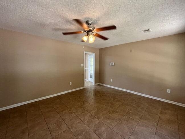 5880 Jackson Dr in Horn Lake, MS - Foto de edificio - Building Photo