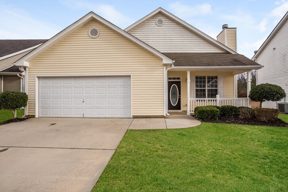 743 Patriot's Point St in Locust Grove, GA - Building Photo