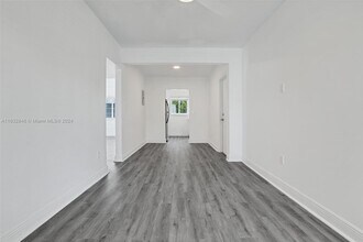 7315 Carlyle Ave, Unit 16 in Miami Beach, FL - Building Photo - Building Photo