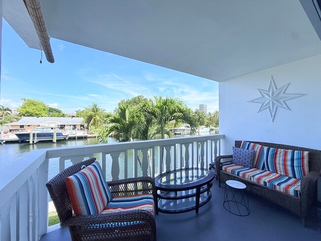 470 Paradise Isle Blvd in Hallandale Beach, FL - Building Photo - Building Photo