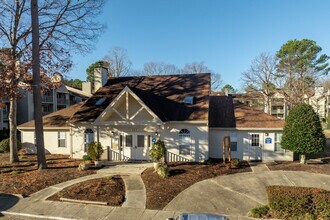 The Arbors in Newport News, VA - Foto de edificio - Building Photo