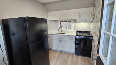 825 Scenic Hwy in Bourne, MA - Foto de edificio - Building Photo