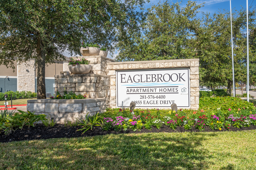 Eaglebrook Apartments in Mont Belvieu, TX - Building Photo