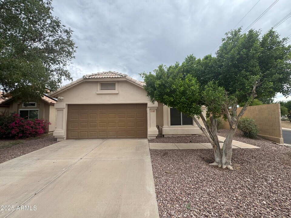 7187 S Parkside Dr in Tempe, AZ - Foto de edificio